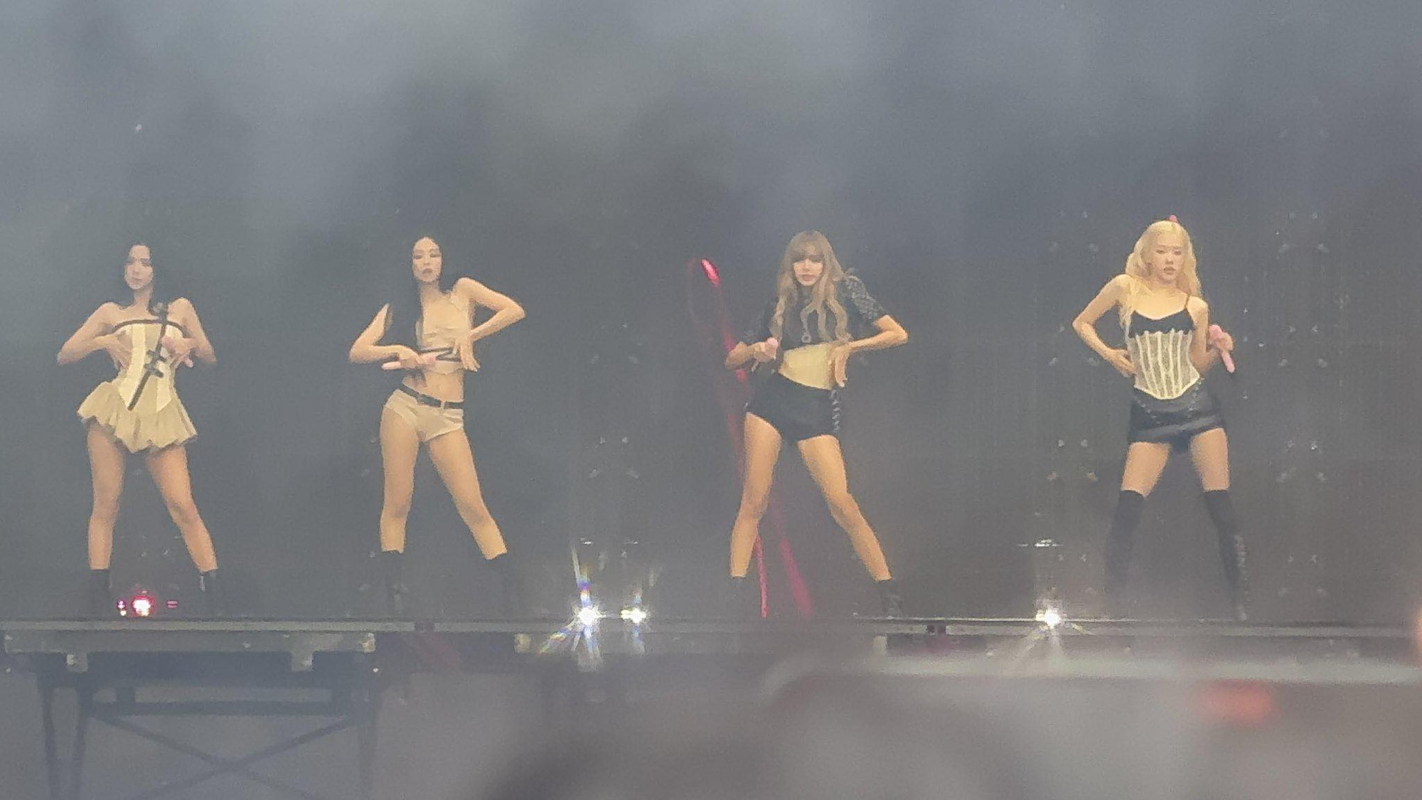 Dàn sao đu concert BLACKPINK ngày 2 còn khủng hơn ngày 1: Tình tin đồn Jisoo - Jennie, kình địch BTS - TWICE đều lộ diện!- Ảnh 15.