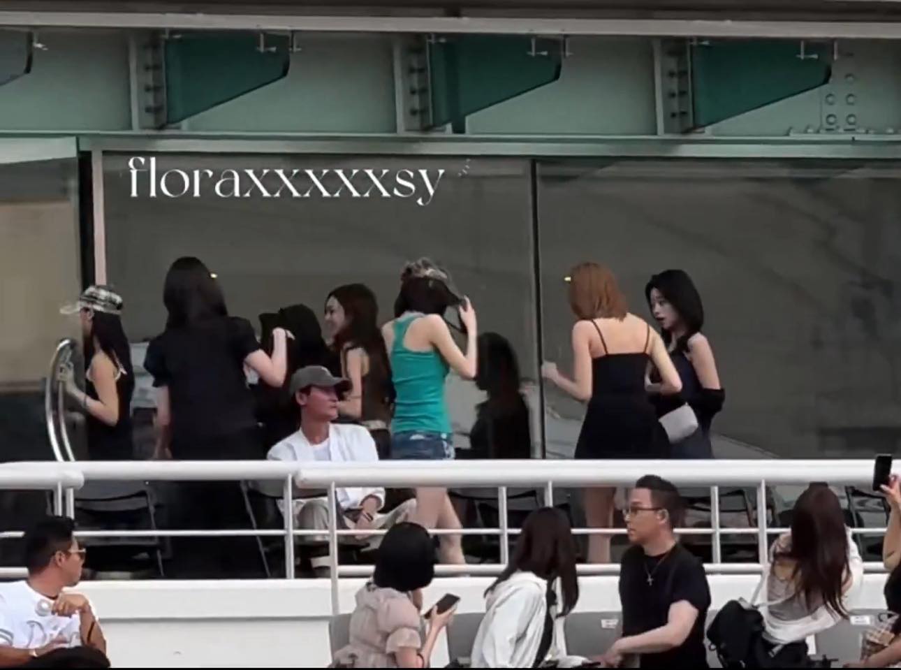 Dàn sao đu concert BLACKPINK ngày 2 còn khủng hơn ngày 1: Tình tin đồn Jisoo - Jennie, kình địch BTS - TWICE đều lộ diện!- Ảnh 13.