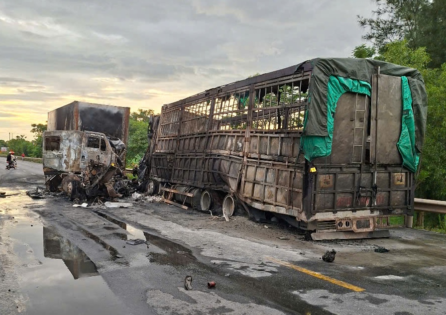 Quảng Trị: Xe Container và xe tải đối đầu bốc cháy giữa đêm, một người tử vong- Ảnh 1.