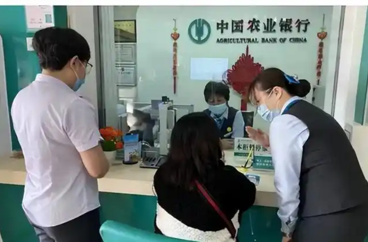 Người phụ nữ gửi tiết kiệm hơn 1 tỷ đồng, nhân viên ngân hàng lập tức dùng tiền mua bảo hiểm, bị phát hiện còn thách thức: “Chị làm lớn chuyện chúng tôi sẽ báo cảnh sát”- Ảnh 1.