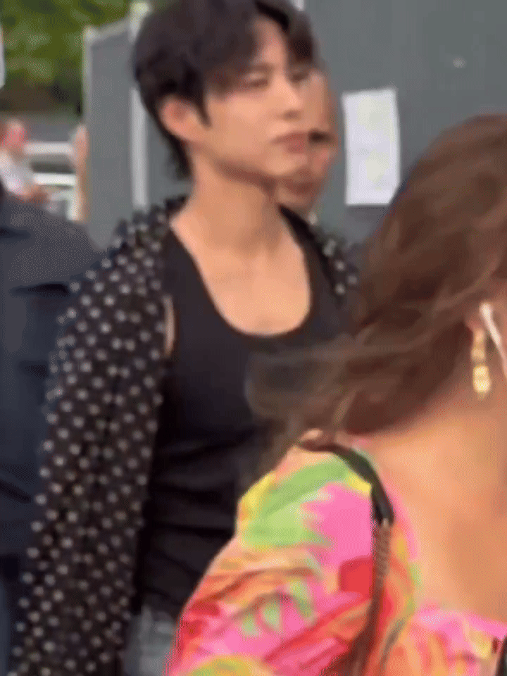 Ảnh siêu hot trong ngày: V (BTS) - Park Bo Gum tình tứ choàng tay, nép mình tạo 7749 kịch bản đam mỹ!- Ảnh 8.