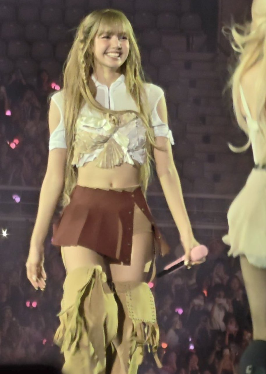 Lisa (BLACKPINK) chiếm trọn spotlight với body cực chiến, một phần nhờ chăm tập boxing đấy nhé!- Ảnh 3.