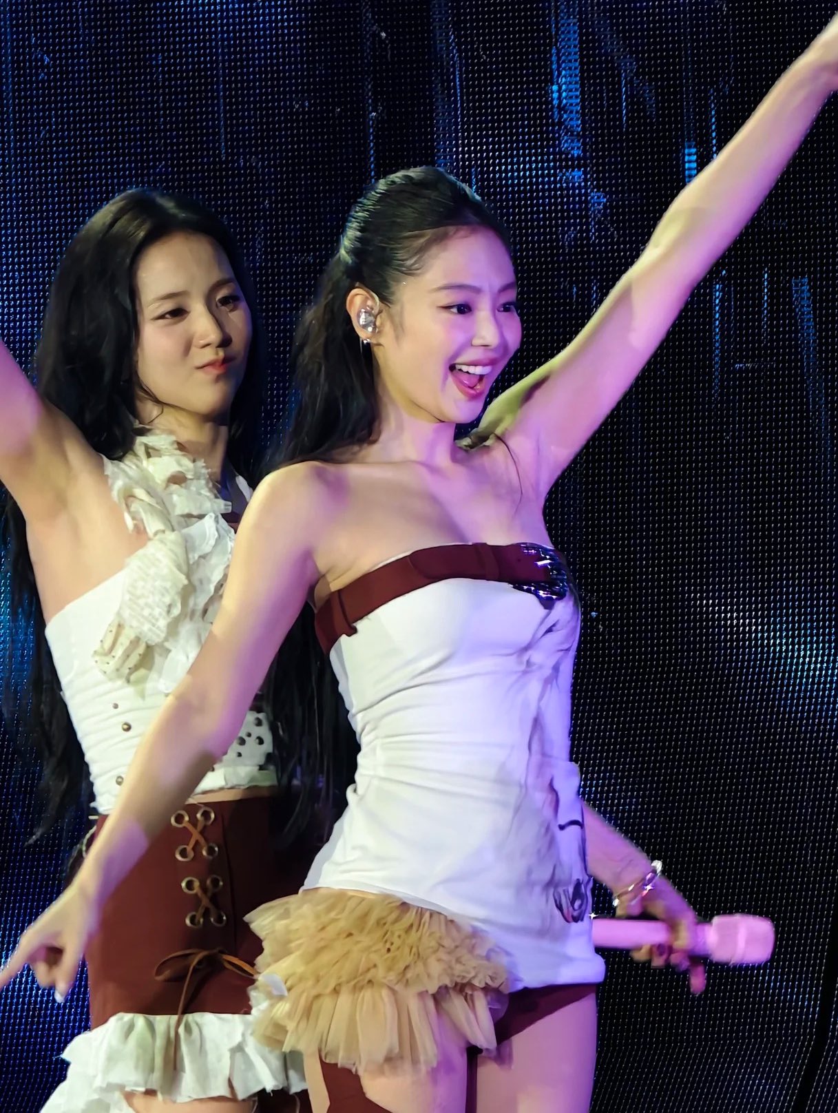 Muốn có dáng đẹp, eo thon như Jennie (BLACKPINK), tập ngay 2 môn thể thao này nhé!- Ảnh 6.