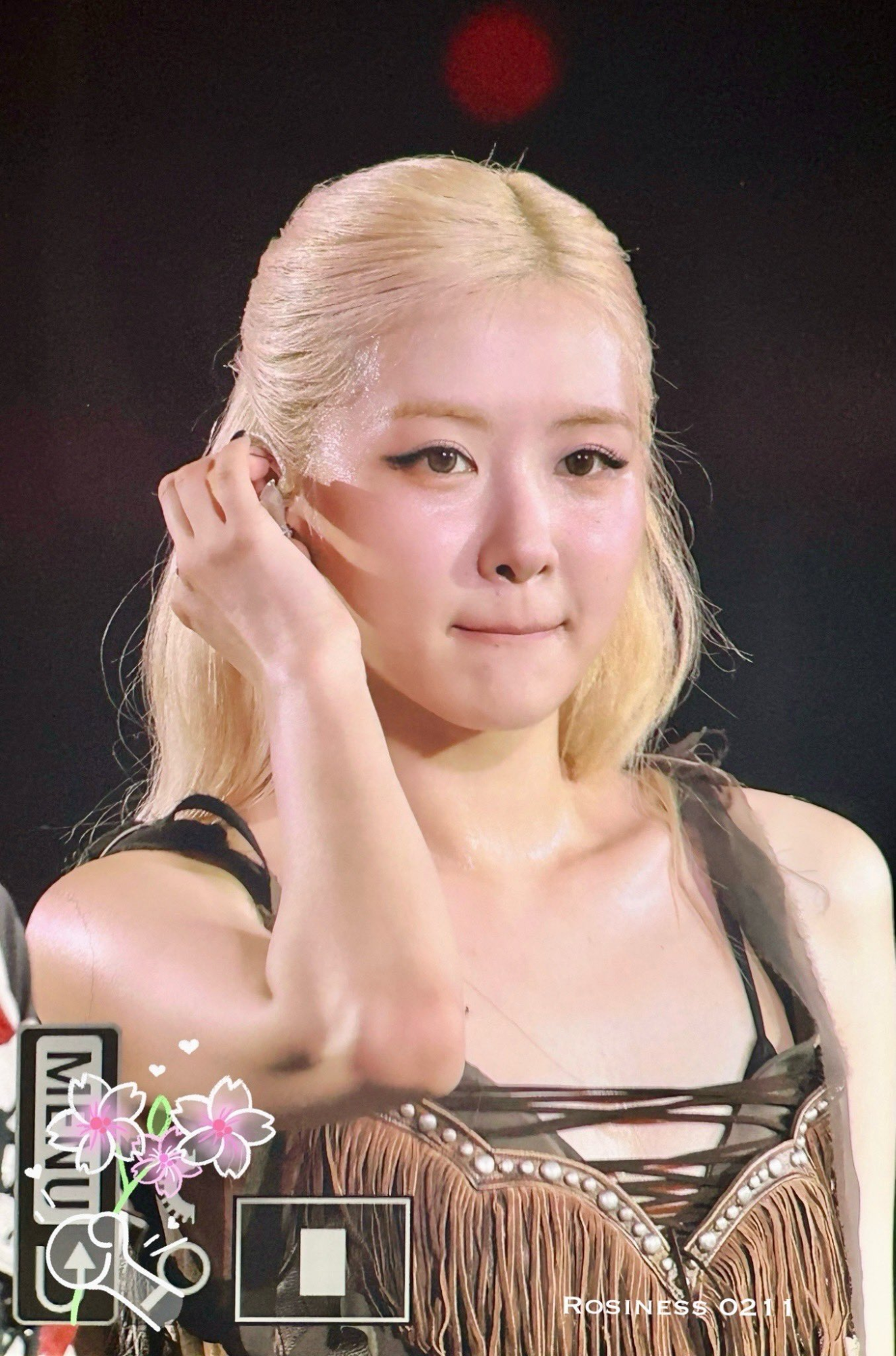 Rosé cuối cùng cũng có ngày này: Lộ nọng cằm 