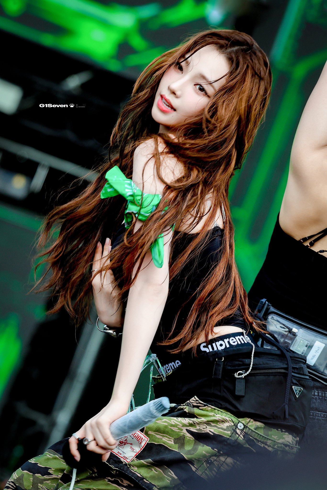 Karina khoe visual sáng như tiên tử ở WATERBOMB, “barbie xứ Hàn” đem cả ca khúc chưa ra mắt lên sân khấu- Ảnh 2.