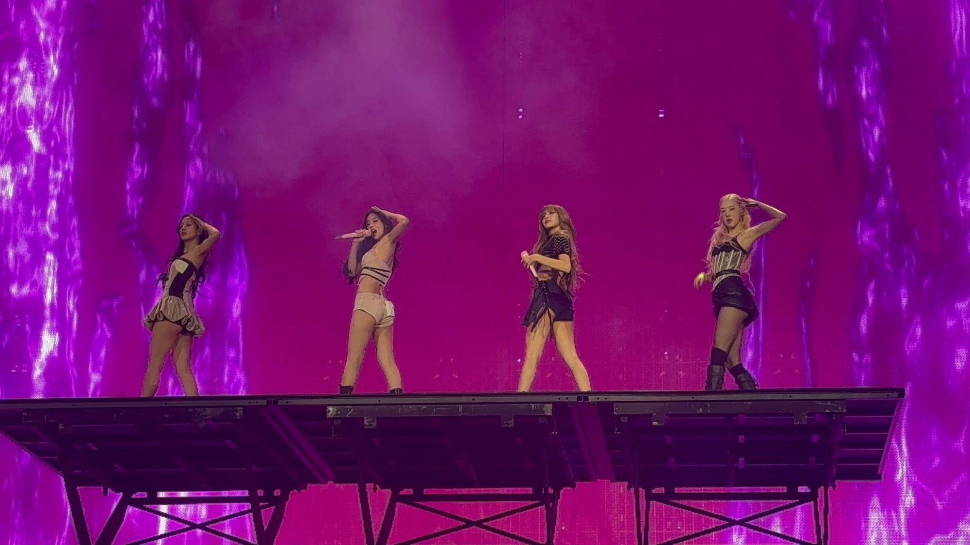 Jennie gặp sự cố ngay trong concert mở màn world tour, hội chị em BLACKPINK ứng biến cực thông minh- Ảnh 2.