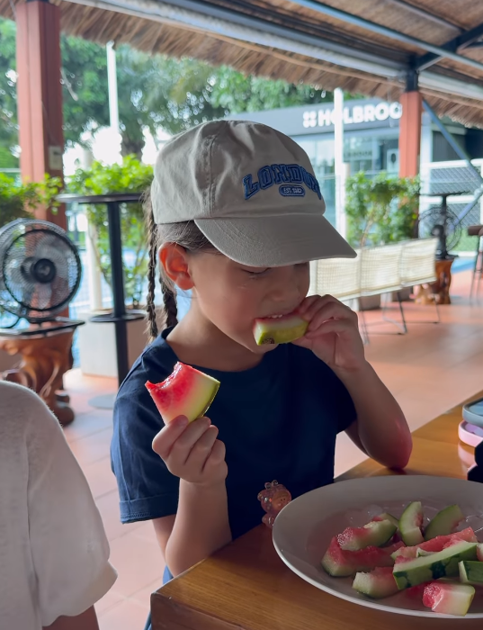 Một hành động cực kỳ hồn nhiên của Lisa nhà Hà Hồ đang gây bão mạng: Nhìn là biết được mẹ dạy dỗ tốt chứ không hề làm màu!- Ảnh 1.