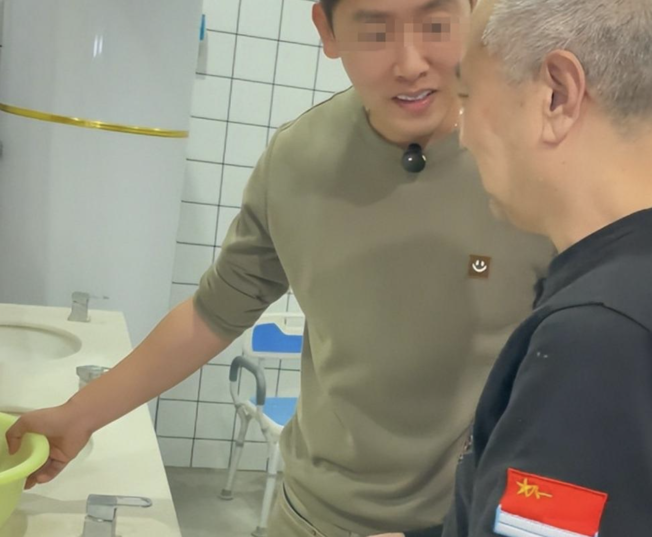 Nhà dưỡng lão lúc 4h sáng khiến ai nhìn cũng ám ảnh - Cơ thể lão hoá, cô đơn gặm nhấm, con cái xa cách!- Ảnh 1.