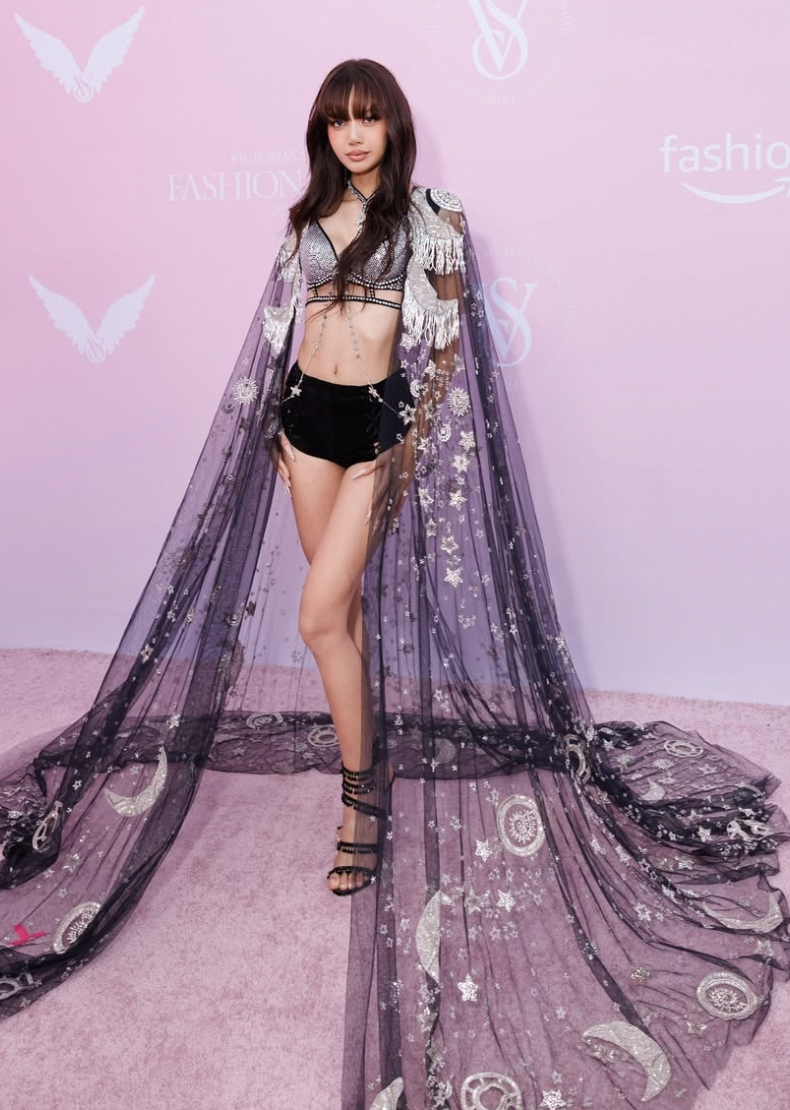 Lisa (BLACKPINK) chiếm trọn spotlight với body cực chiến, một phần nhờ chăm tập boxing đấy nhé!- Ảnh 15.
