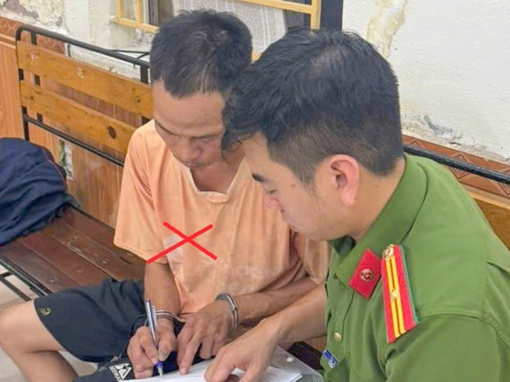 Tạm giữ hình sự ông bố buộc xích, kéo lê con trai trên phố ở Hải Phòng- Ảnh 1.