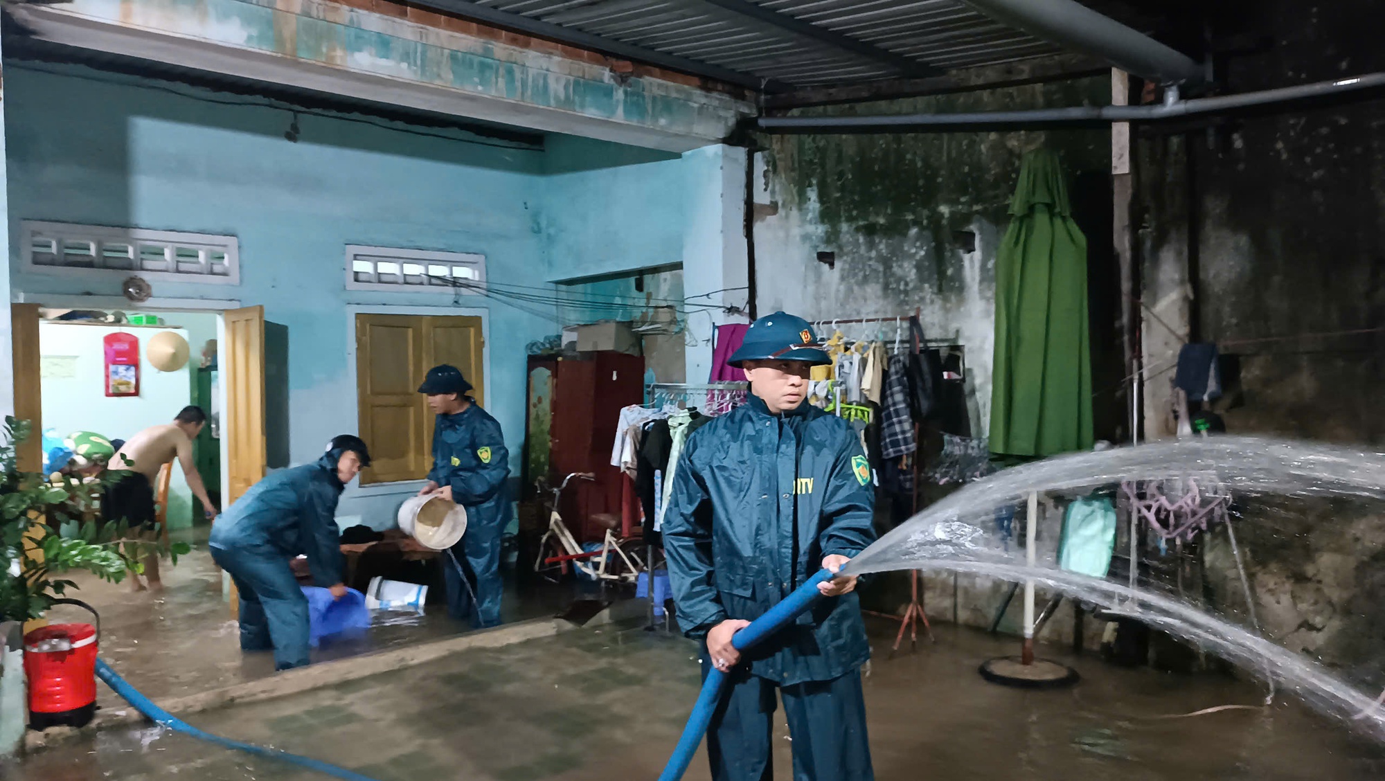 Đà Nẵng: Nhiều nơi bị ngập sâu do mưa lớn, dân quân, công an xung kích giúp dân- Ảnh 2.