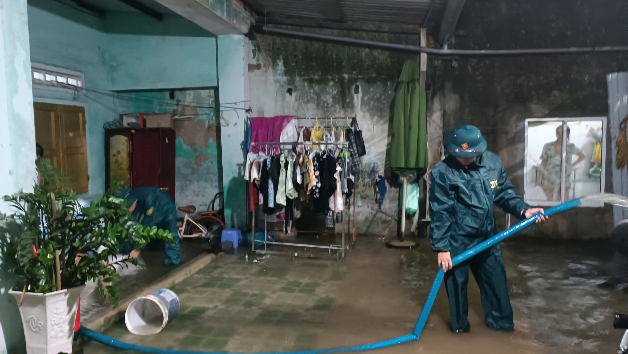 Đà Nẵng: Nhiều nơi bị ngập sâu do mưa lớn, dân quân, công an xung kích giúp dân- Ảnh 1.