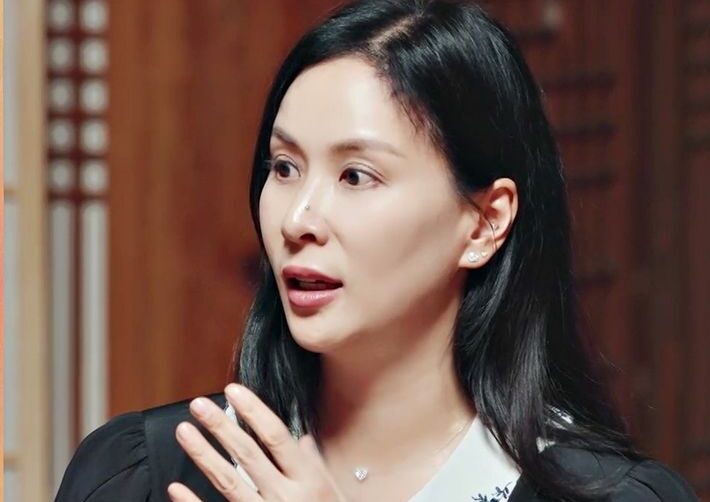 Vợ tài tử Jang Dong Gun xuất hiện với mặt mộc buổi sáng, hành động bất ngờ sau đó khiến nhiều người hiểu ra vì sao U60 cô vẫn trẻ đẹp- Ảnh 1.