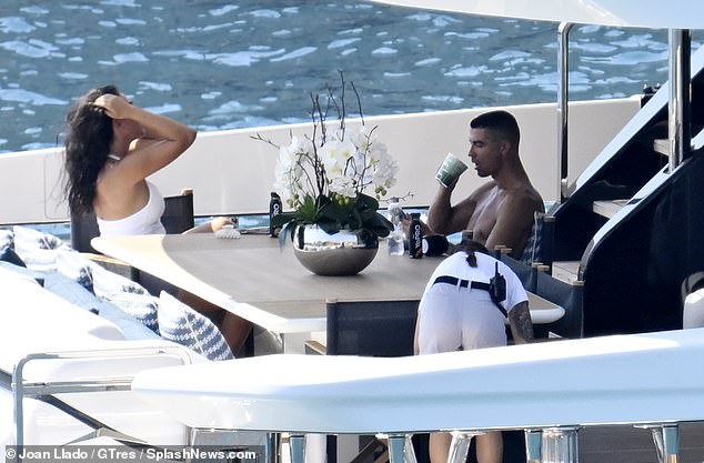 "Tóm gọn" Ronaldo cùng bạn gái sexy trên du thuyền, không đến dự tang lễ Diogo Jota, dân mạng tranh cãi kịch liệt- Ảnh 4.