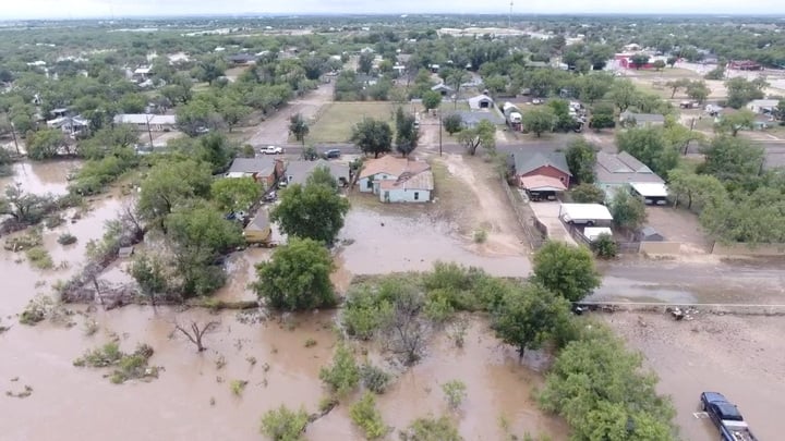 Thảm họa lũ lụt Texas: Cả gia đình 6 người bị cuốn trôi- Ảnh 2.