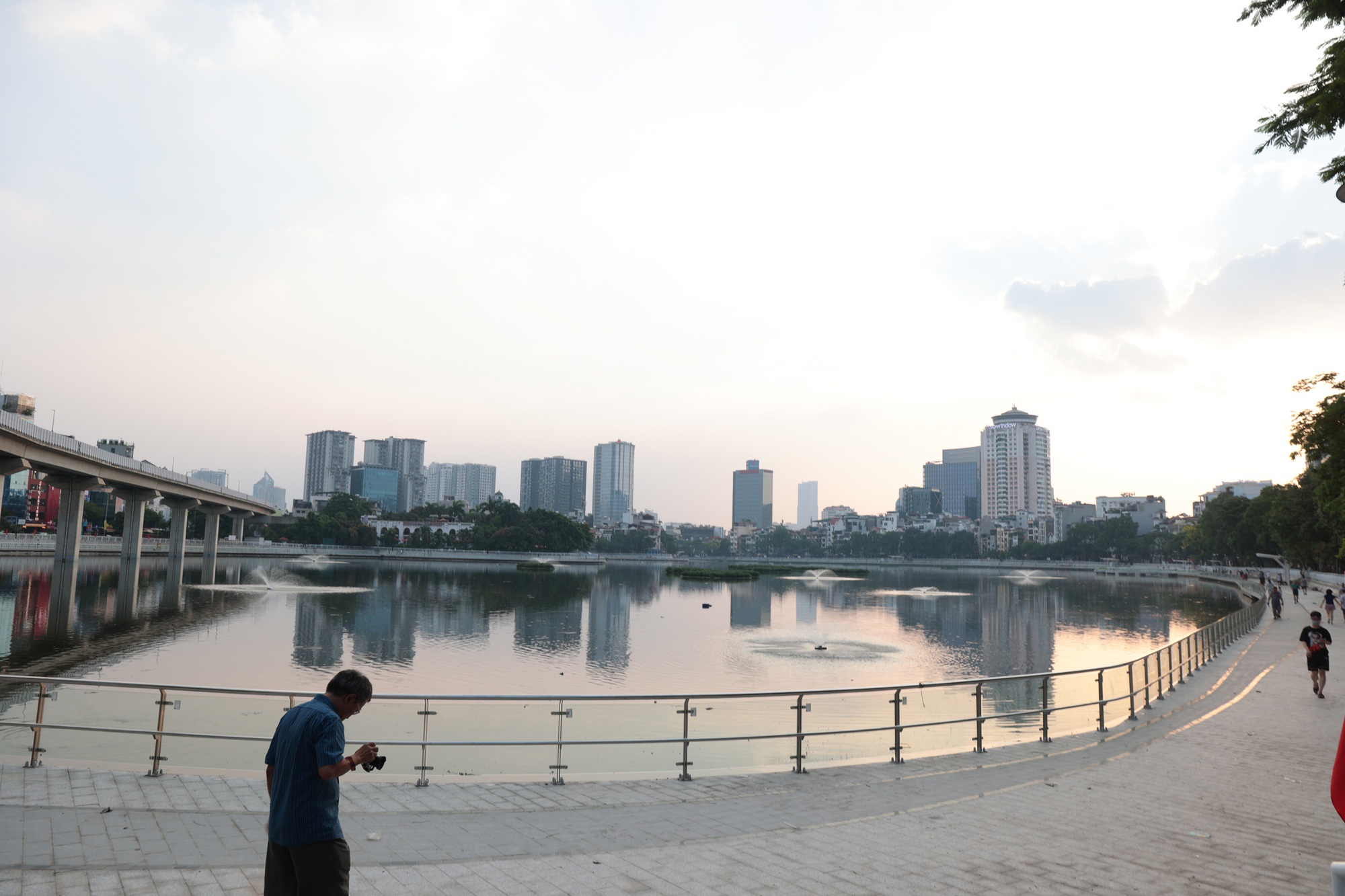 Người dân Hà Nội thích thú với diện mạo mới của hồ Hoàng Cầu sau một năm cải tạo- Ảnh 1.