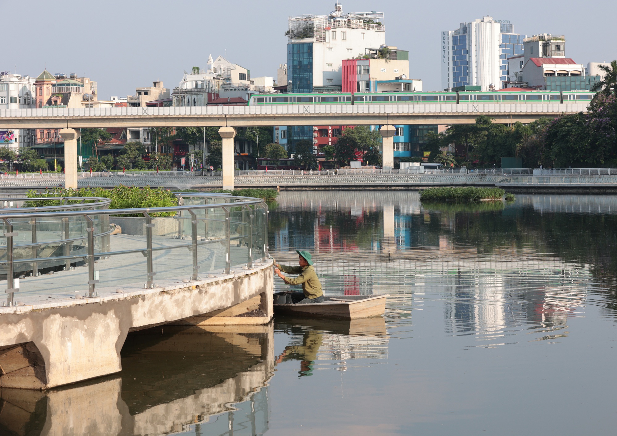 Người dân Hà Nội thích thú với diện mạo mới của hồ Hoàng Cầu sau một năm cải tạo- Ảnh 13.