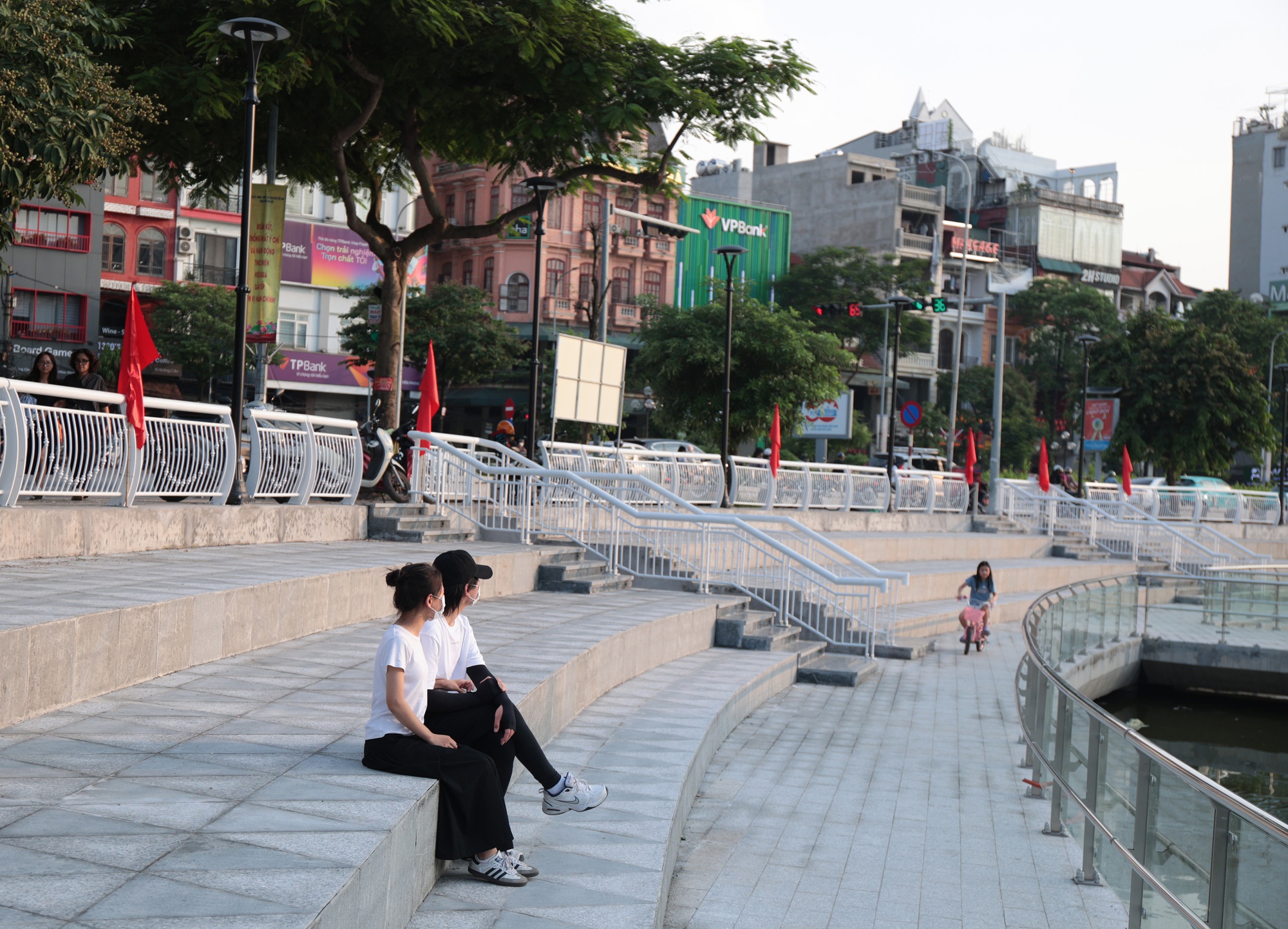Người dân Hà Nội thích thú với diện mạo mới của hồ Hoàng Cầu sau một năm cải tạo- Ảnh 3.