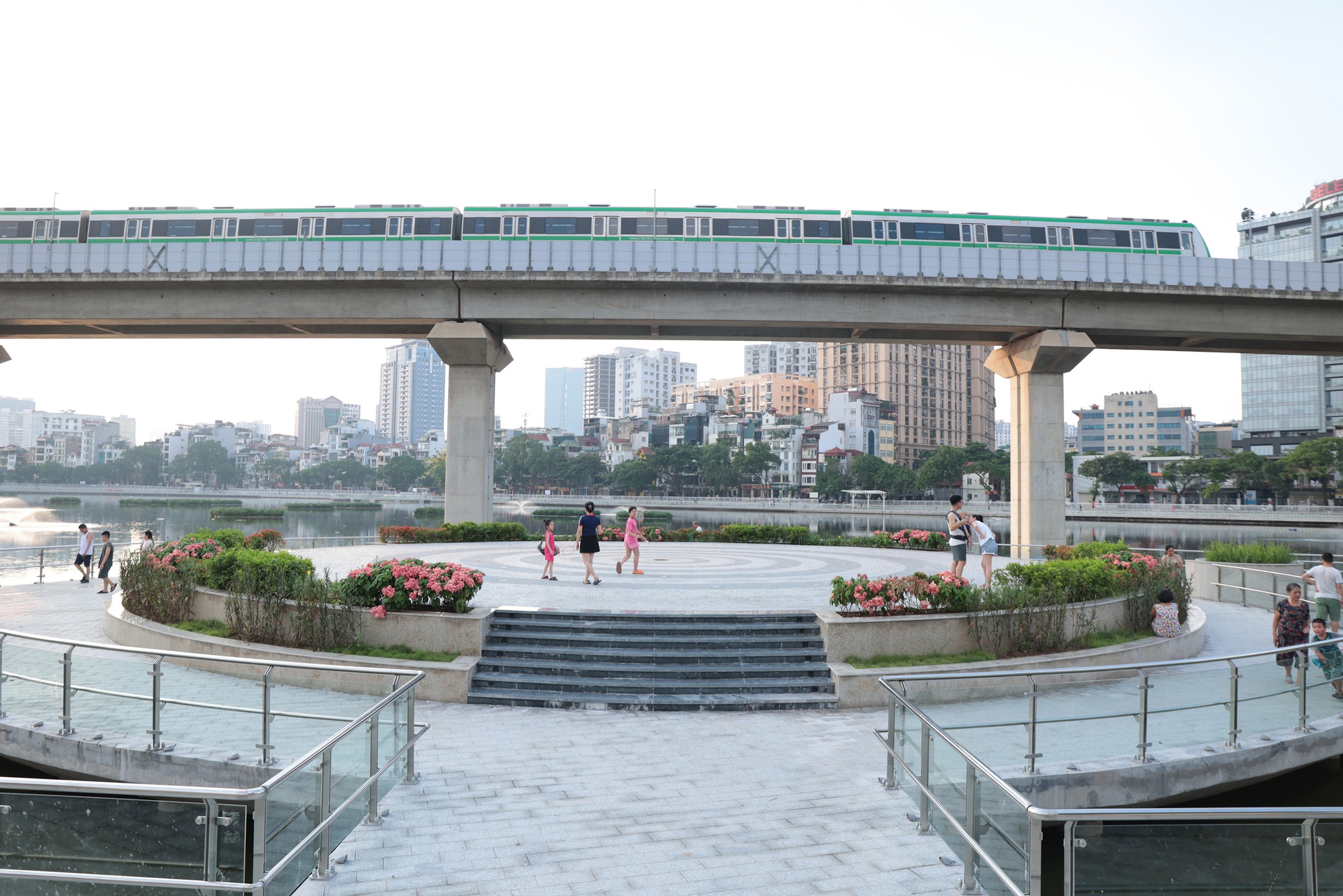 Người dân Hà Nội thích thú với diện mạo mới của hồ Hoàng Cầu sau một năm cải tạo- Ảnh 2.