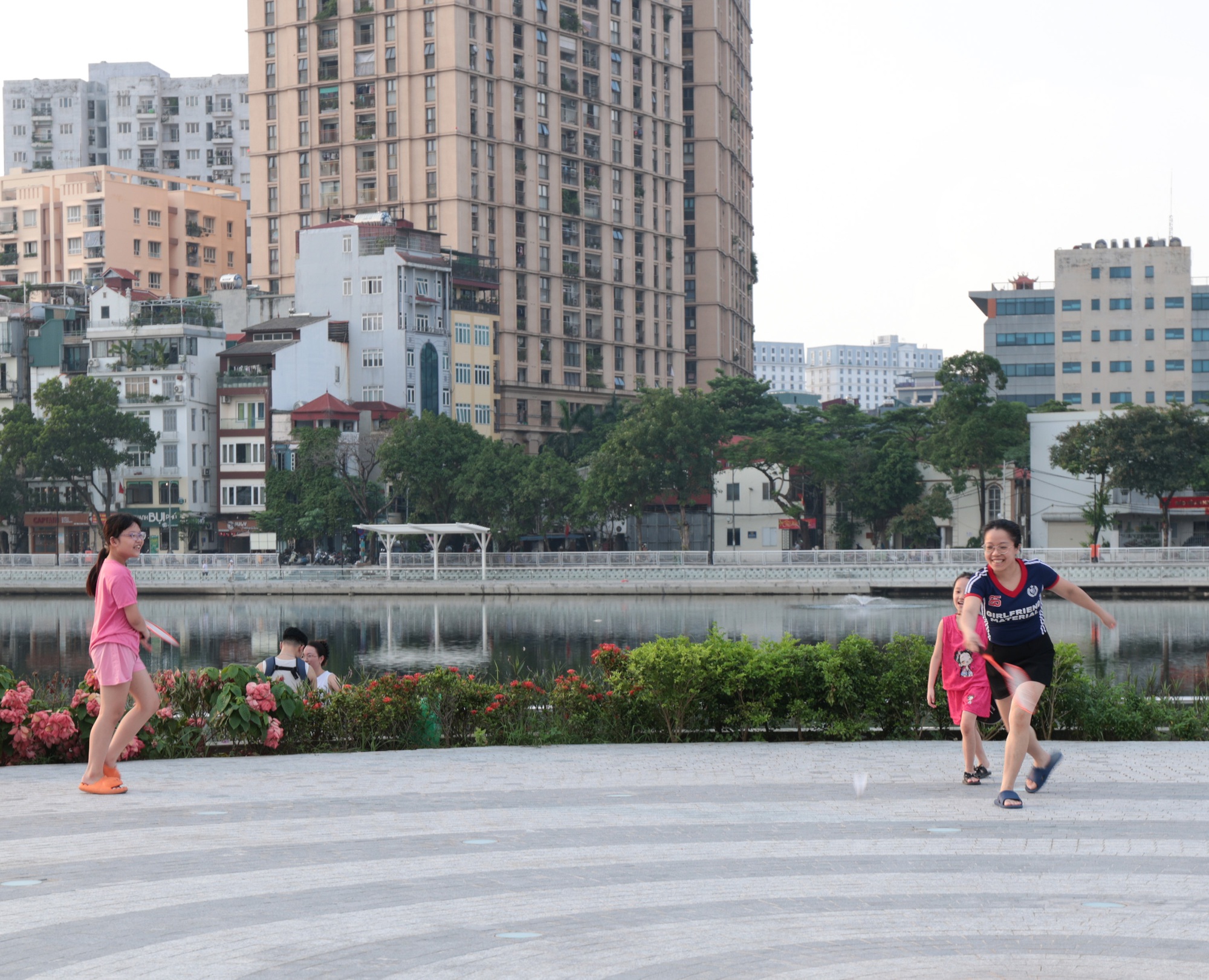 Người dân Hà Nội thích thú với diện mạo mới của hồ Hoàng Cầu sau một năm cải tạo- Ảnh 10.
