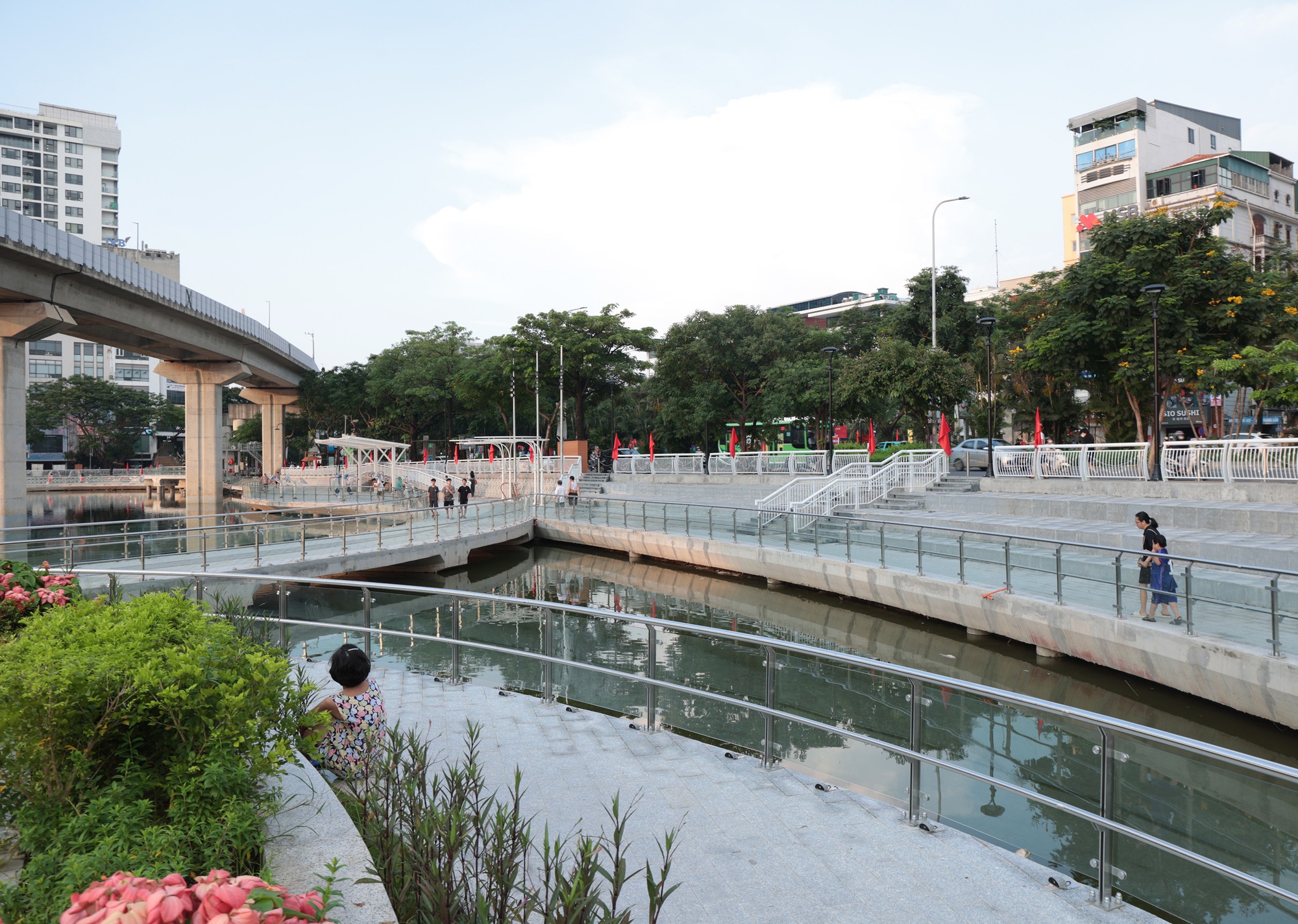 Người dân Hà Nội thích thú với diện mạo mới của hồ Hoàng Cầu sau một năm cải tạo- Ảnh 4.