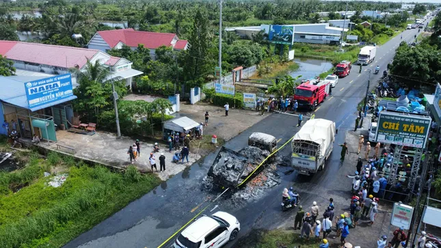 Hiện trường vụ tai nạn kinh hoàng khiến 2 vợ chồng tử vong ở Cà Mau: Thi thể bị thiêu rụi cùng hàng tấn tôm- Ảnh 2.
