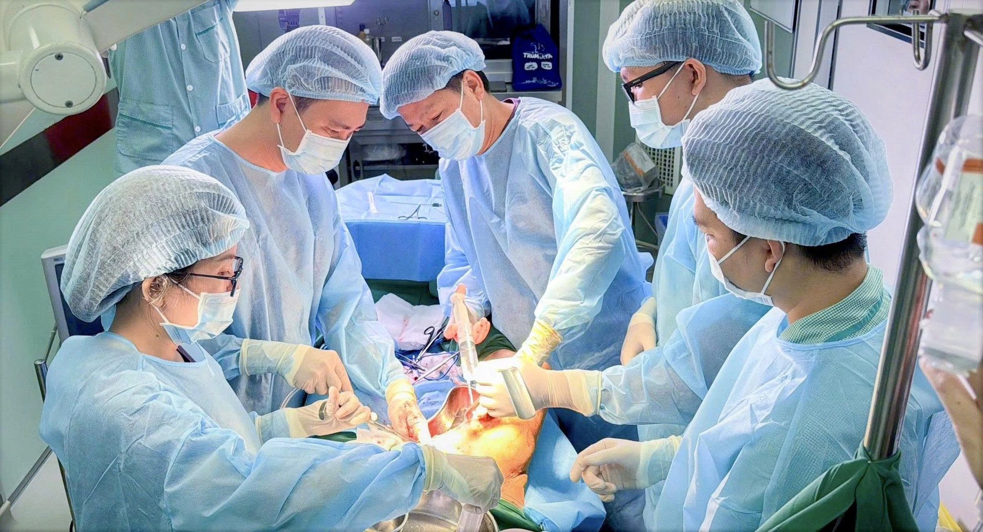Tiêm filler toàn thân, cô gái trẻ hoại tử đùi, trải qua 60 ca mổ khóc lóc cầu cứu bác sĩ: "Khâu lại giúp, con đau lắm"- Ảnh 2.