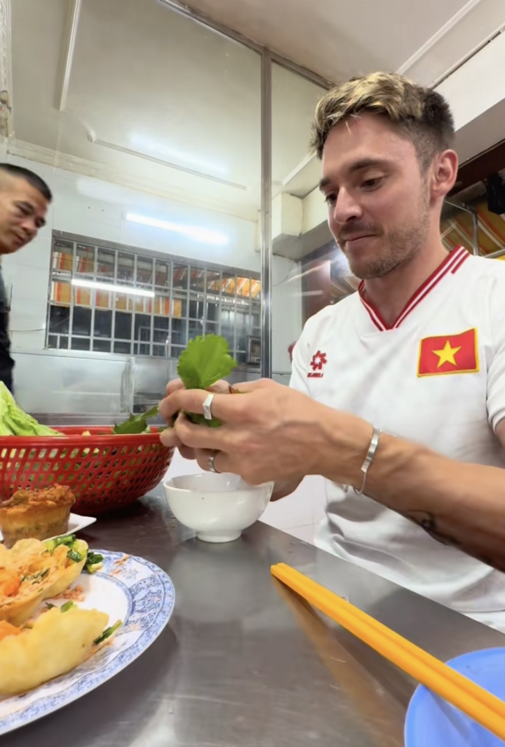 Chàng Tây ăn món Việt chuyên nghiệp nhất mạng xã hội- Ảnh 2.