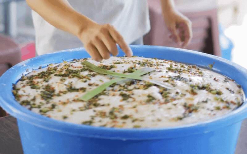Tập tục lạ kỳ của người Huế khi nấu ăn: Đặt lá hình chữ thập lên trên món ăn để tránh bị "ngâu vọc", lý do khiến ai cũng bất ngờ- Ảnh 2.