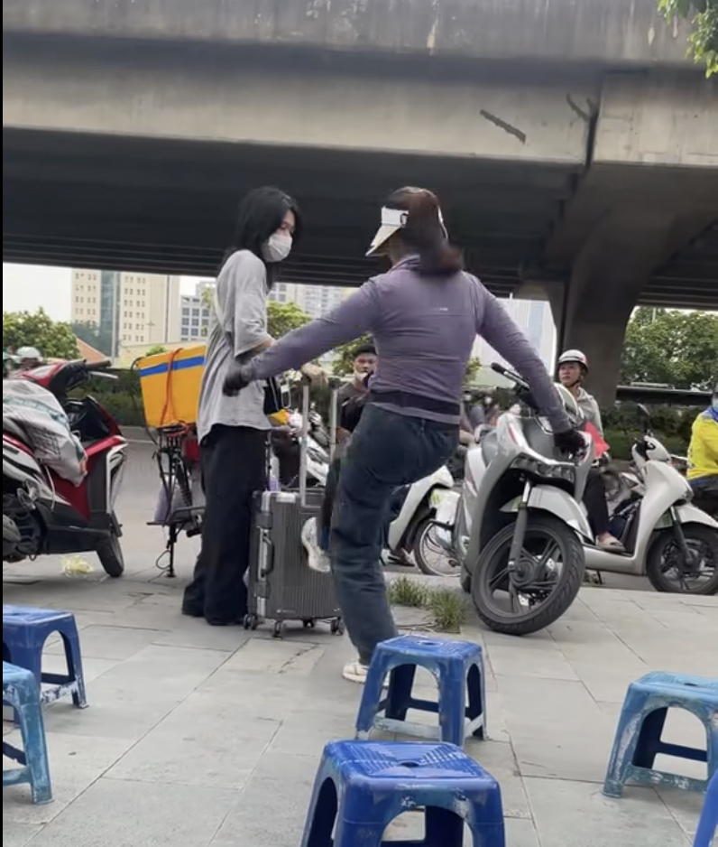Thông tin mới nhất vụ cô gái đứng trên vỉa hè bị người phụ nữ bán nước xua đuổi ở Hà Nội- Ảnh 1.