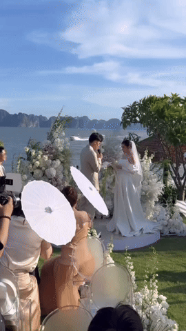 Tuyển thủ Việt Nam cưới mẹ đơn thân: 