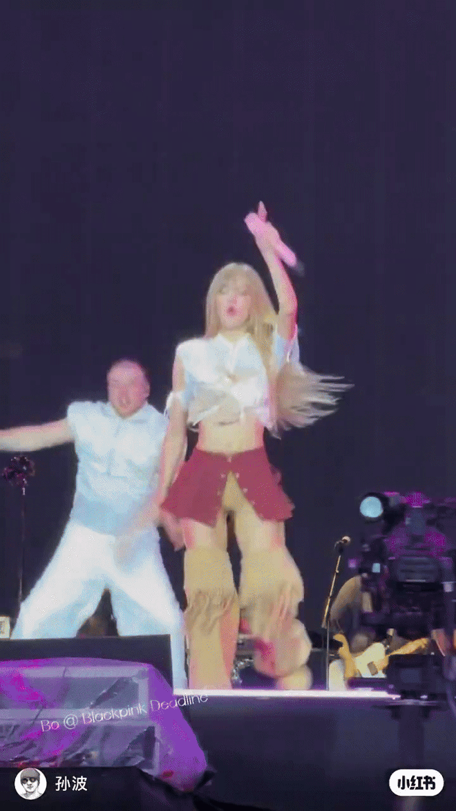 Mặc đồ quá ngắn, Lisa (BLACKPINK) lại đứng giữa tâm điểm chỉ trích- Ảnh 1.