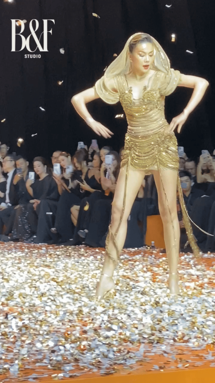 Thanh Hằng lại có màn catwalk bị chê- Ảnh 7.