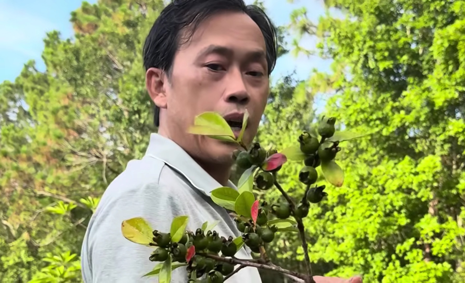 Hoài Linh thăm vườn biệt thự vài trăm m2 tại Mỹ, em trai nói: "Khác gì ở Việt Nam đâu"- Ảnh 1.
