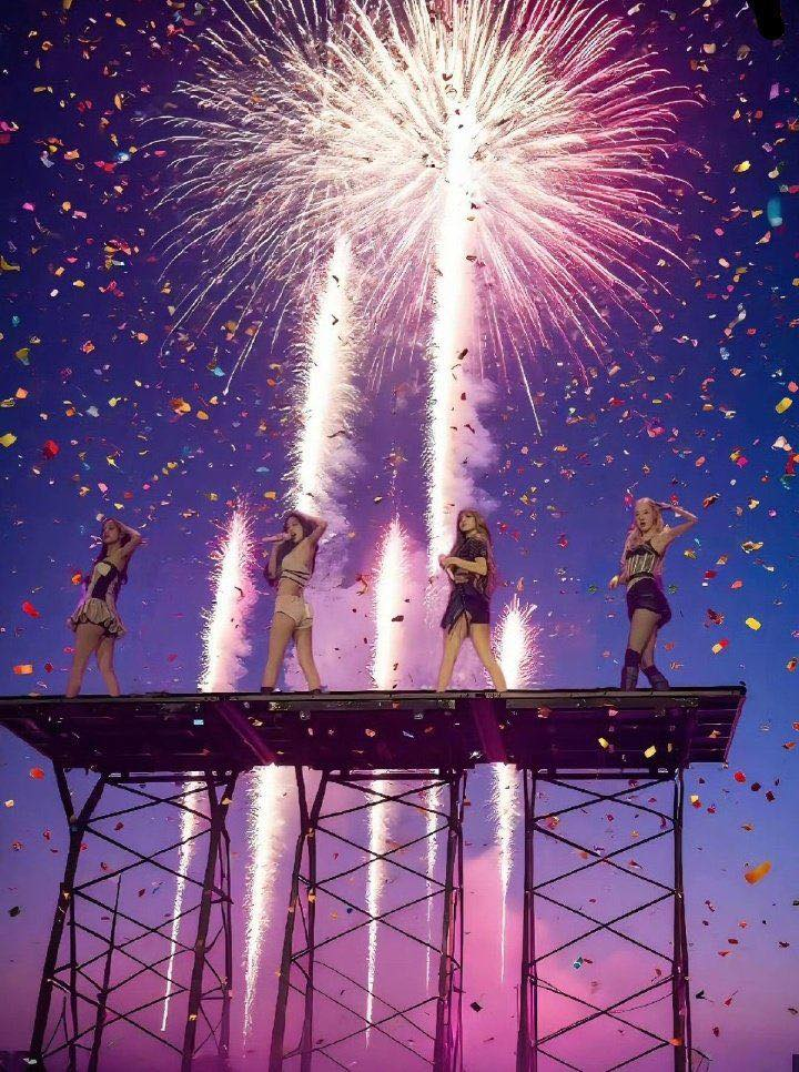 Cảnh tượng xấu xí trong concert BLACKPINK: Khán giả chen lấn hỗn loạn, hắt 