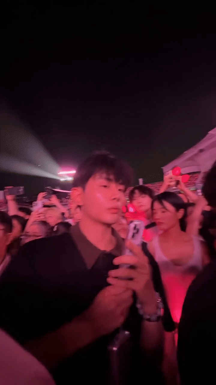 Cảnh tượng xấu xí trong concert BLACKPINK: Khán giả chen lấn hỗn loạn, hắt 