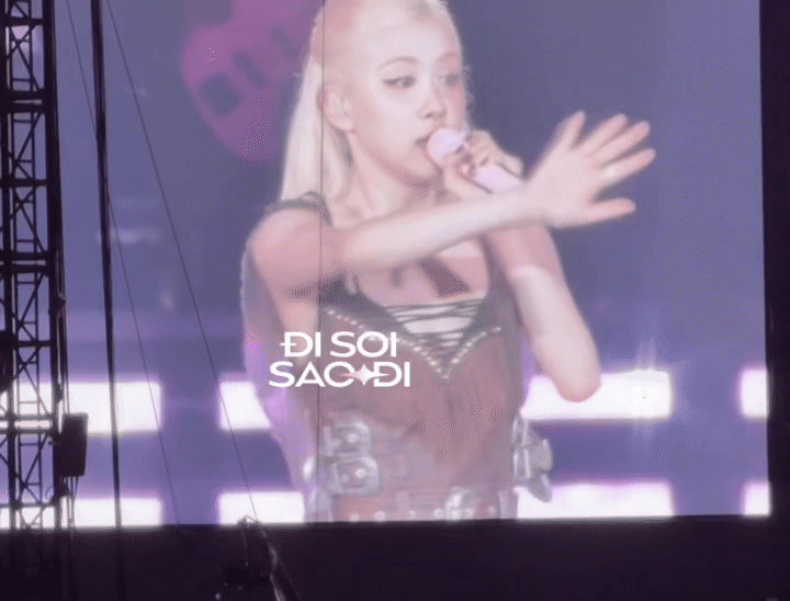 Cảnh tượng xấu xí trong concert BLACKPINK: Khán giả chen lấn hỗn loạn, hắt 