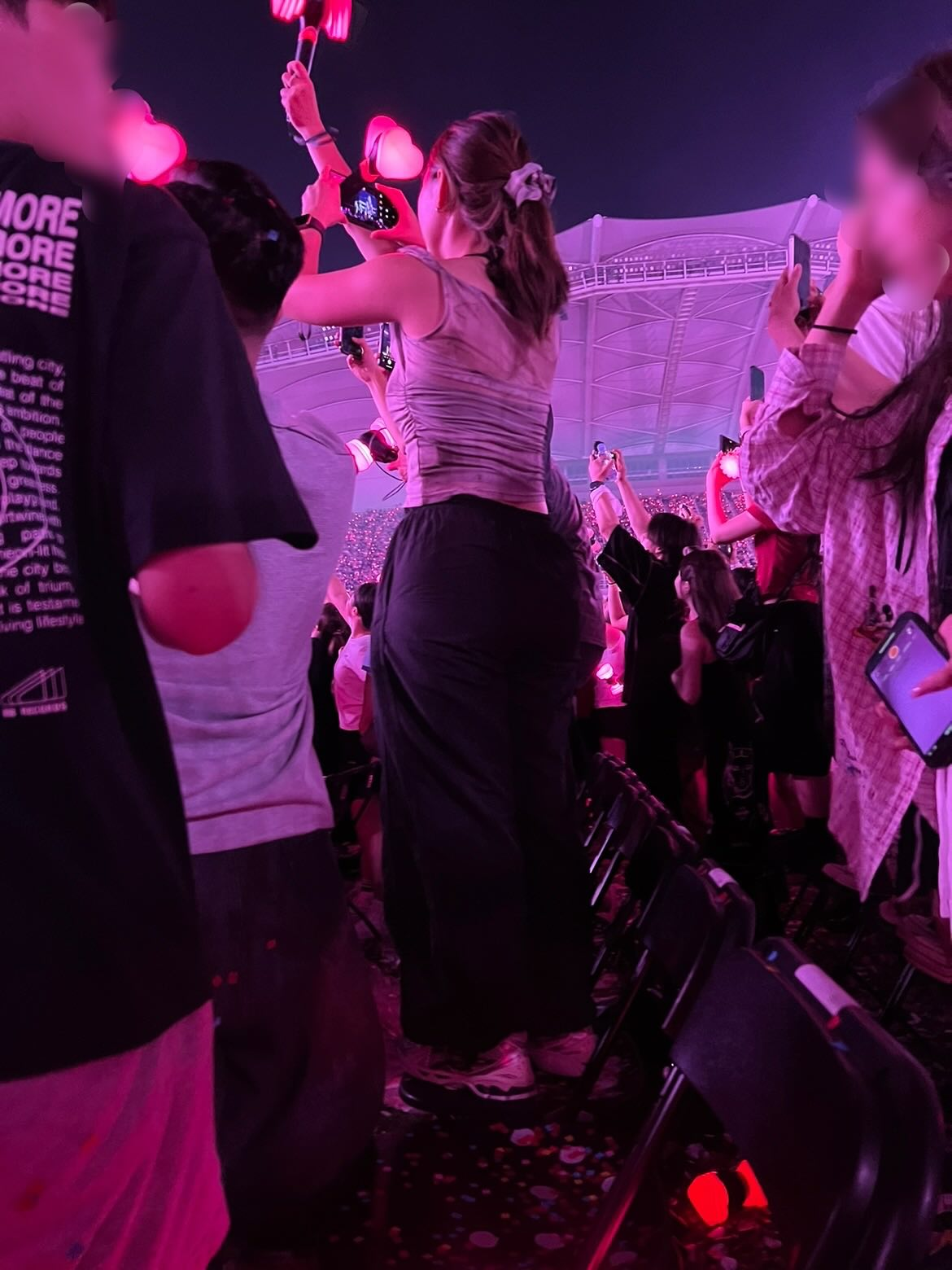 Cảnh tượng xấu xí trong concert BLACKPINK: Khán giả chen lấn hỗn loạn, hắt 