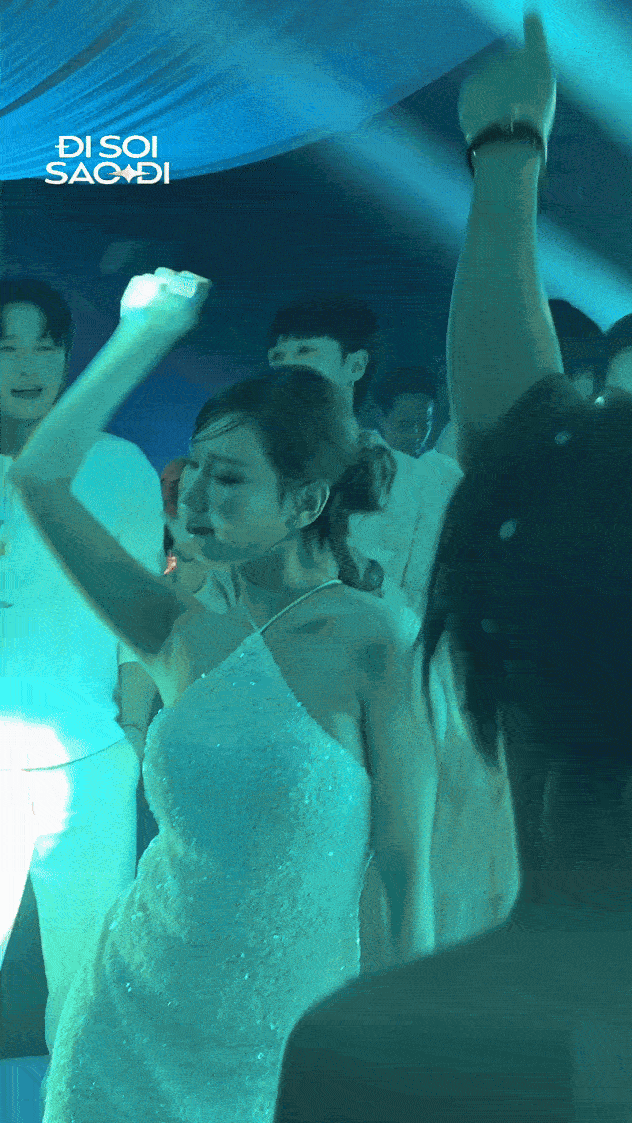 Nghệ sĩ triệu view và bà xã trao nhau first dance “tình bể bình”, Đức Phúc cất giọng ngọt như “rót mật vào tai”- Ảnh 4.