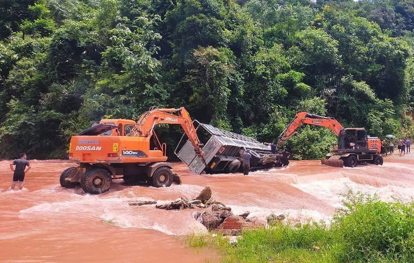 Mưa to, lũ lớn gây sạt lở đất, làm hư hỏng nhiều nhà cửa, đường sá ở Nghệ An- Ảnh 2.