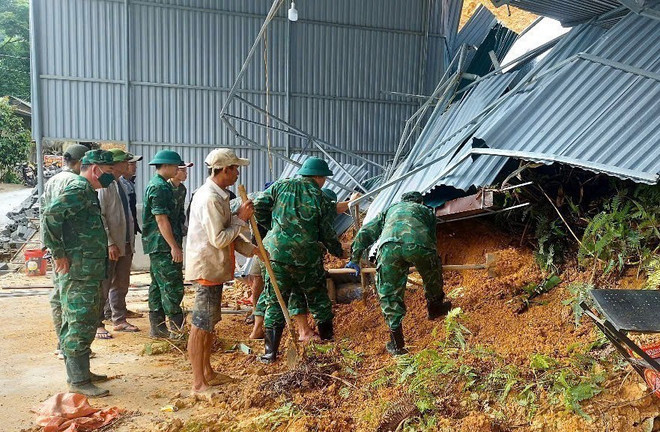 Mưa to, lũ lớn gây sạt lở đất, làm hư hỏng nhiều nhà cửa, đường sá ở Nghệ An- Ảnh 3.