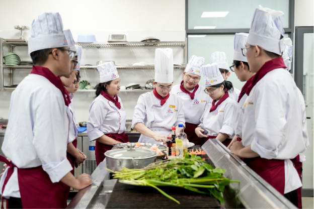 UEF giữ học phí ổn định toàn khóa, nhiều thí sinh đăng ký xét học bạ vào trường năm 2025- Ảnh 4.
