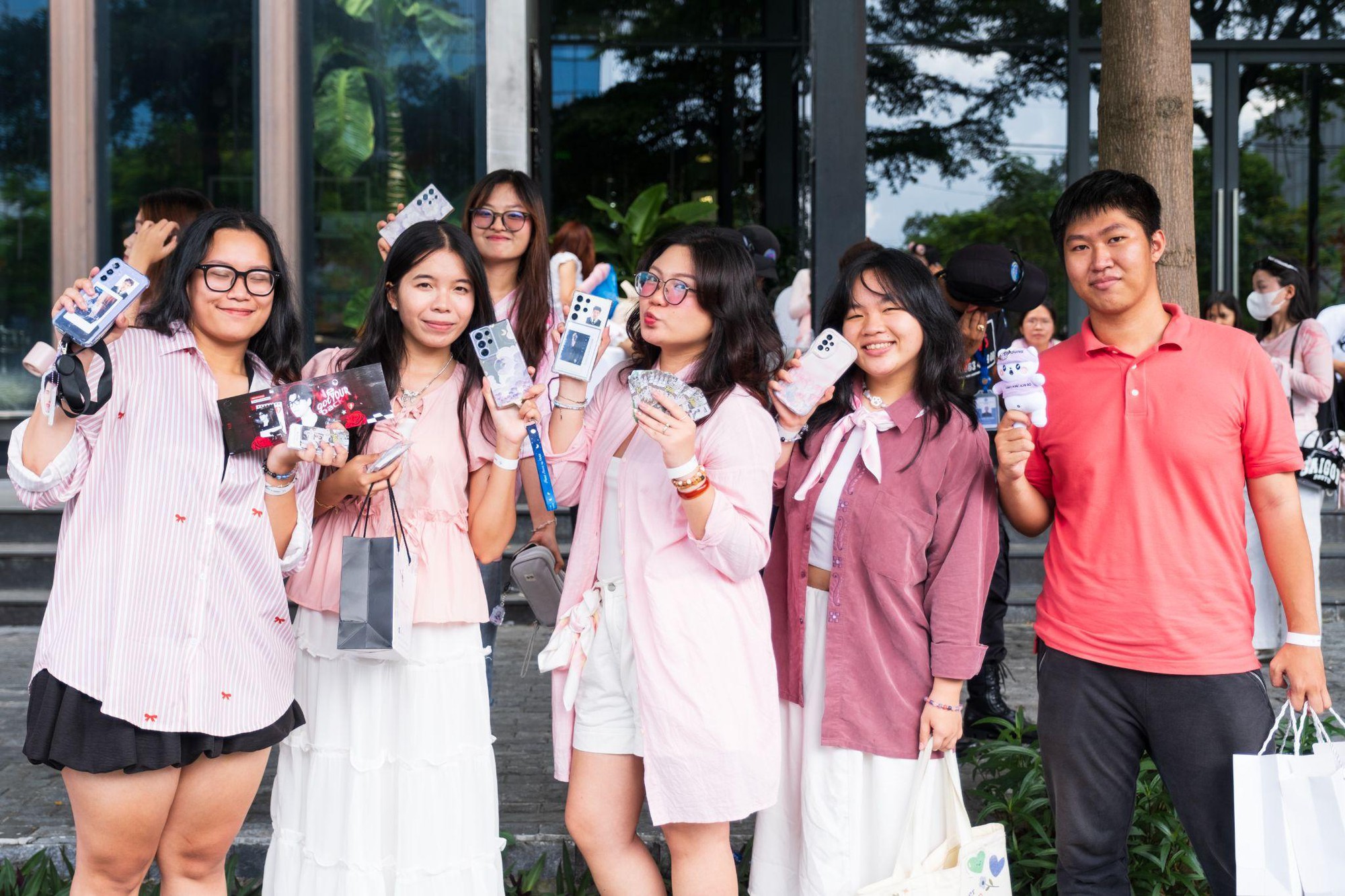 Sài Gòn hóa hồng, mạng xã hội “rần rần” đêm Meet & Greet cùng HIEUTHUHAI và Galaxy A56 5G màu hồng mới- Ảnh 2.