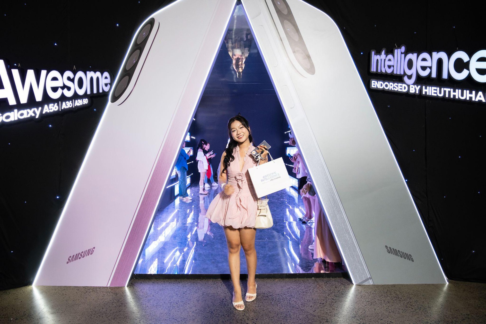 Sài Gòn hóa hồng, mạng xã hội “rần rần” đêm Meet & Greet cùng HIEUTHUHAI và Galaxy A56 5G màu hồng mới- Ảnh 7.