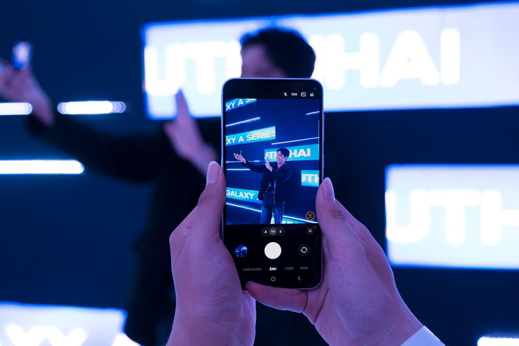 Sài Gòn hóa hồng, mạng xã hội “rần rần” đêm Meet & Greet cùng HIEUTHUHAI và Galaxy A56 5G màu hồng mới- Ảnh 10.