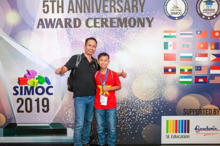 "Thần đồng tính nhẩm" nổi tiếng từ 8 tuổi, khiến đối thủ khóc vì run giờ ra sao?- Ảnh 2. "Thần đồng tính nhẩm" nổi tiếng từ 8 tuổi, khiến đối thủ khóc vì run giờ ra sao?- Ảnh 2.