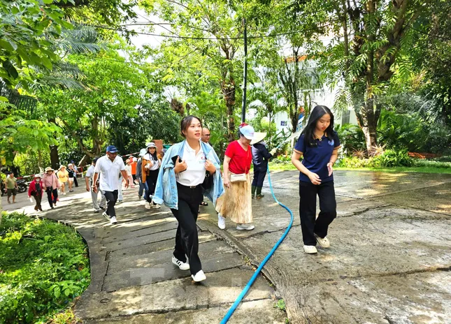 Du khách đổ về tháp Nhạn chiêm ngưỡng kiệt tác của người Champa cổ- Ảnh 2.