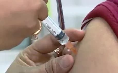 Tiêm vaccine phòng dại.