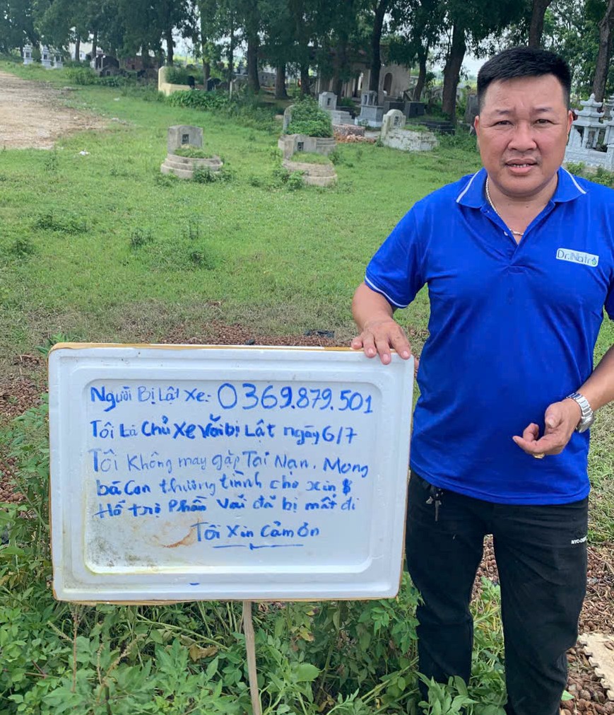 Vụ lật xe mất 4 tấn vải: Chủ hàng nhận được gần 10 triệu đồng từ nhiều số tài khoản lạ- Ảnh 1.