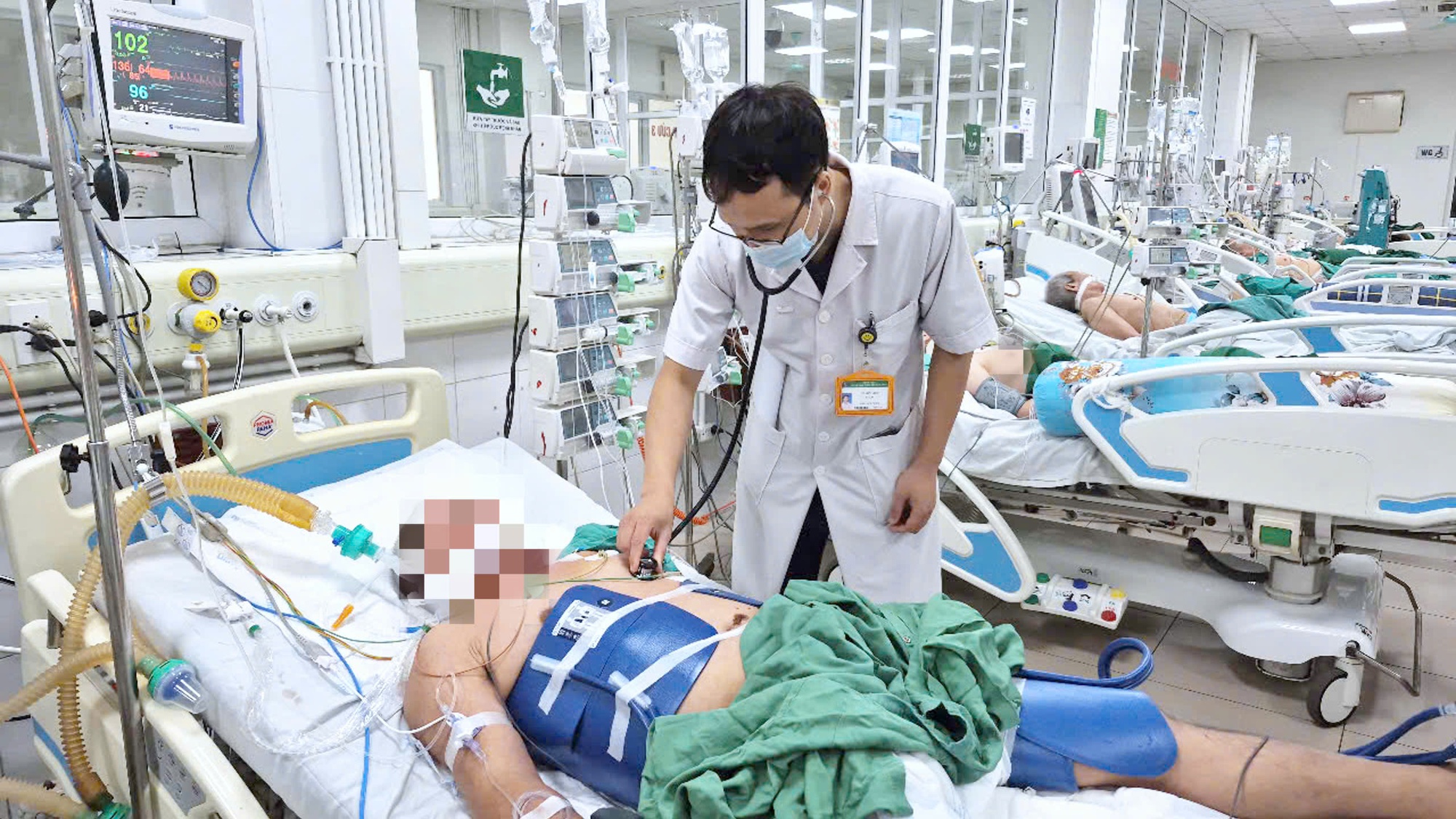 Sửa bồn nước trên tầng thượng, người đàn ông ở Hà Nội đột ngột mất ý thức với nhiều vệt cháy- Ảnh 1.